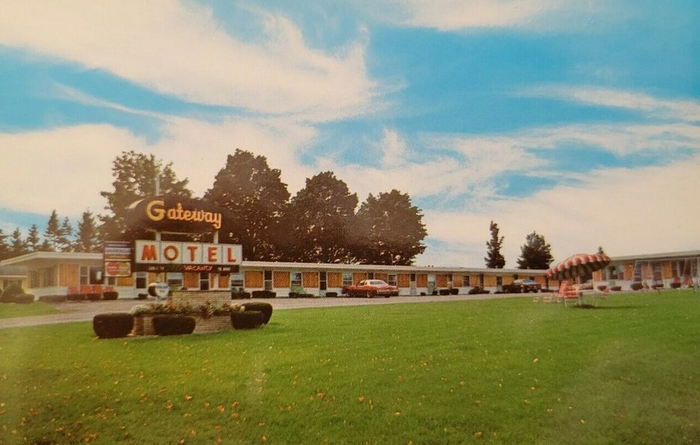 Gateway Motel - Vintage Post Card